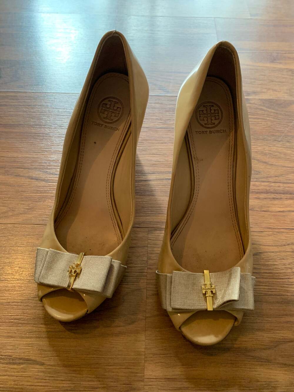 Tory Burch Sally Patent Leather Bow Peep Toe Wedge Heels 7M Nude